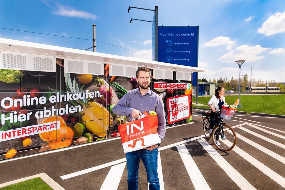 Neue INTERSPAR-Abholbox an der Badner Bahn-Haltestelle Griesfeld