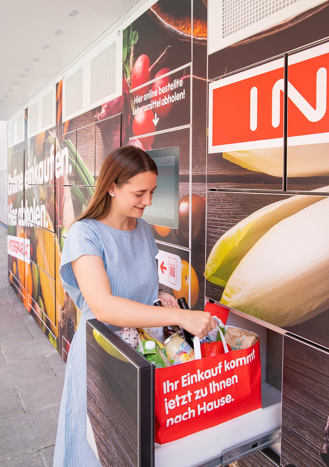 Warenabholung INTERSPAR-Abholbox beim Techno-Z Salzburg