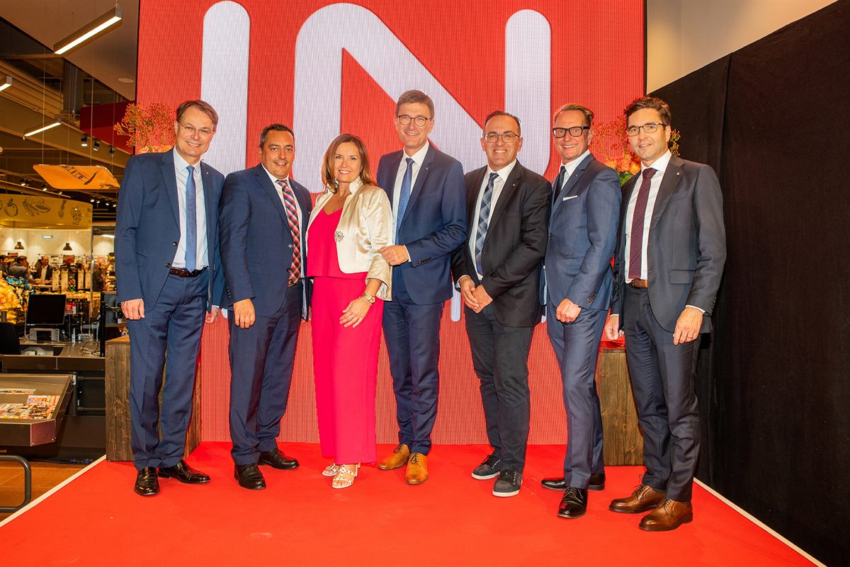 SPAR_Familie_Niederösterreich_feiert_den_neuen_INTERSPAR_Amstetten