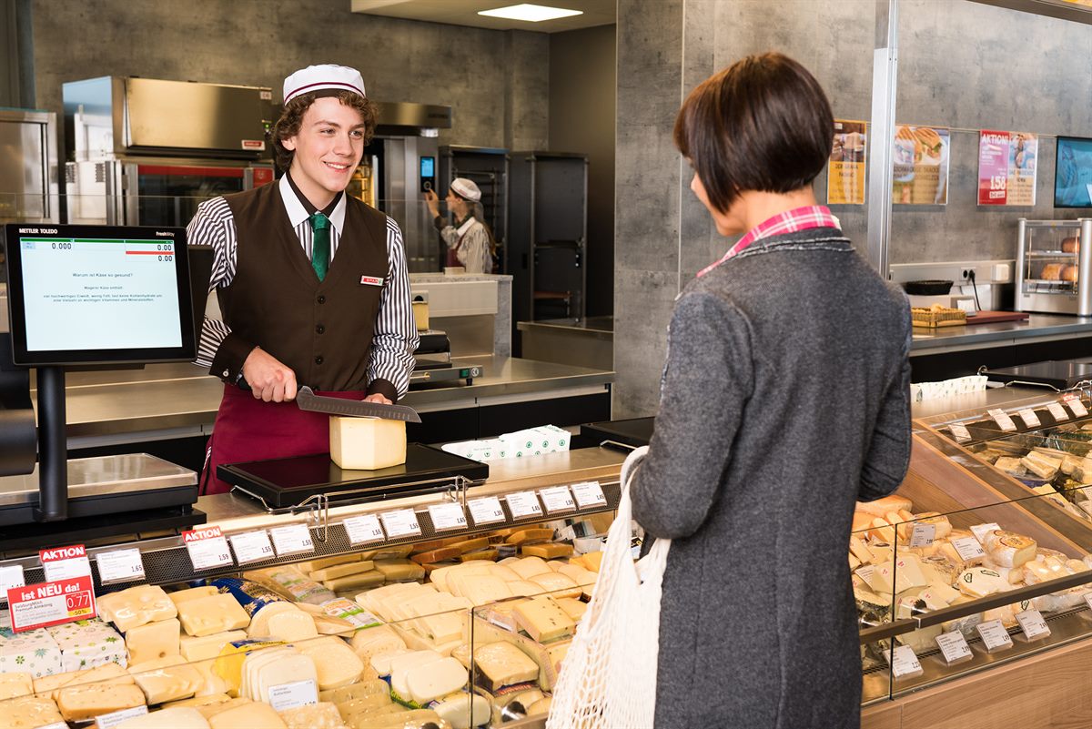 SPAR-Lehrling_Kaese _c_Wirz-Daniel-