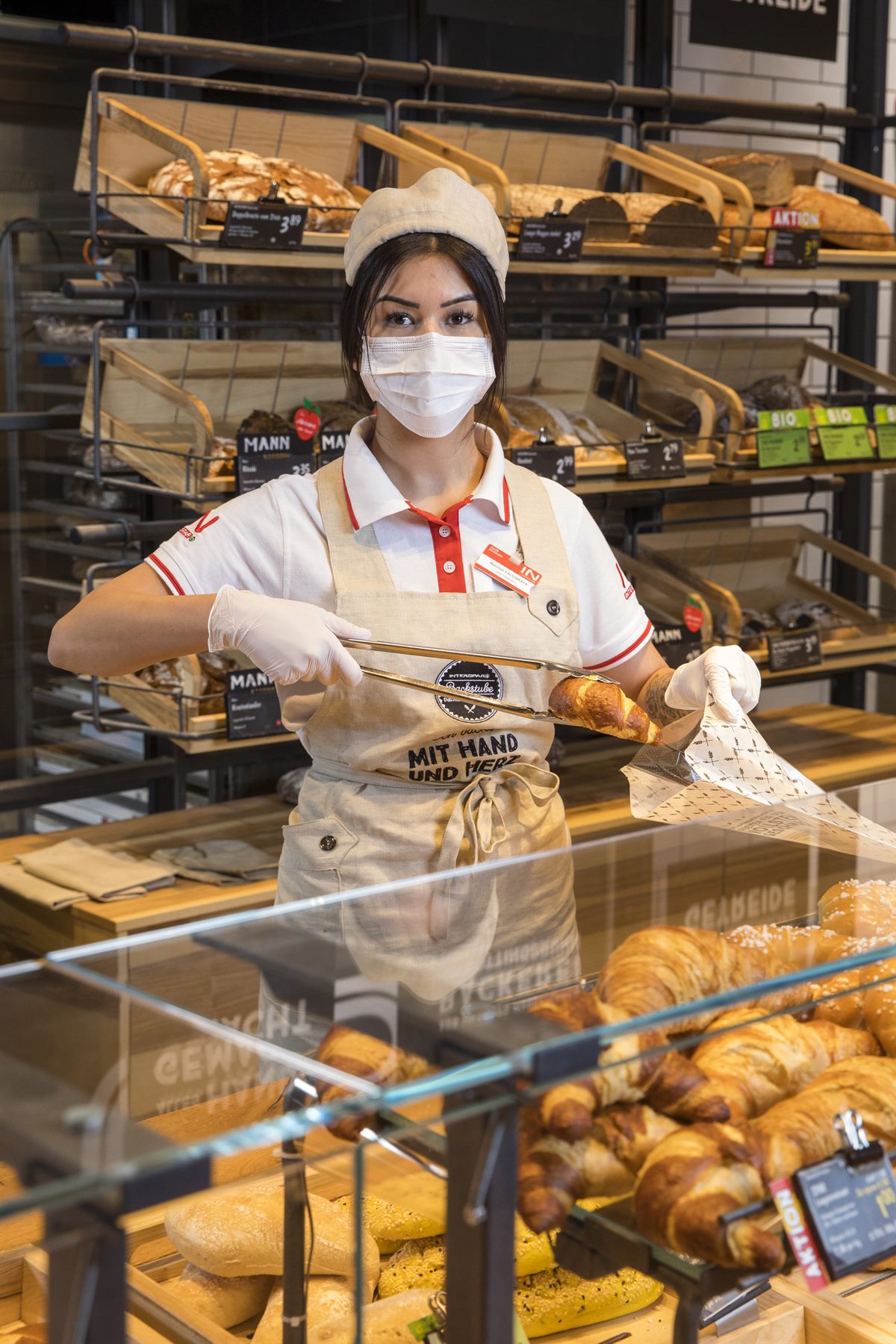 WIEN_INTERSPAR-Mitarbeiterin_Maske_Brot