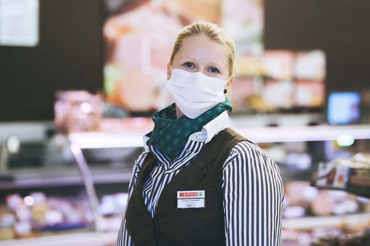 VBG_SPAR-Mitarbeiterin_Maske-Fussach