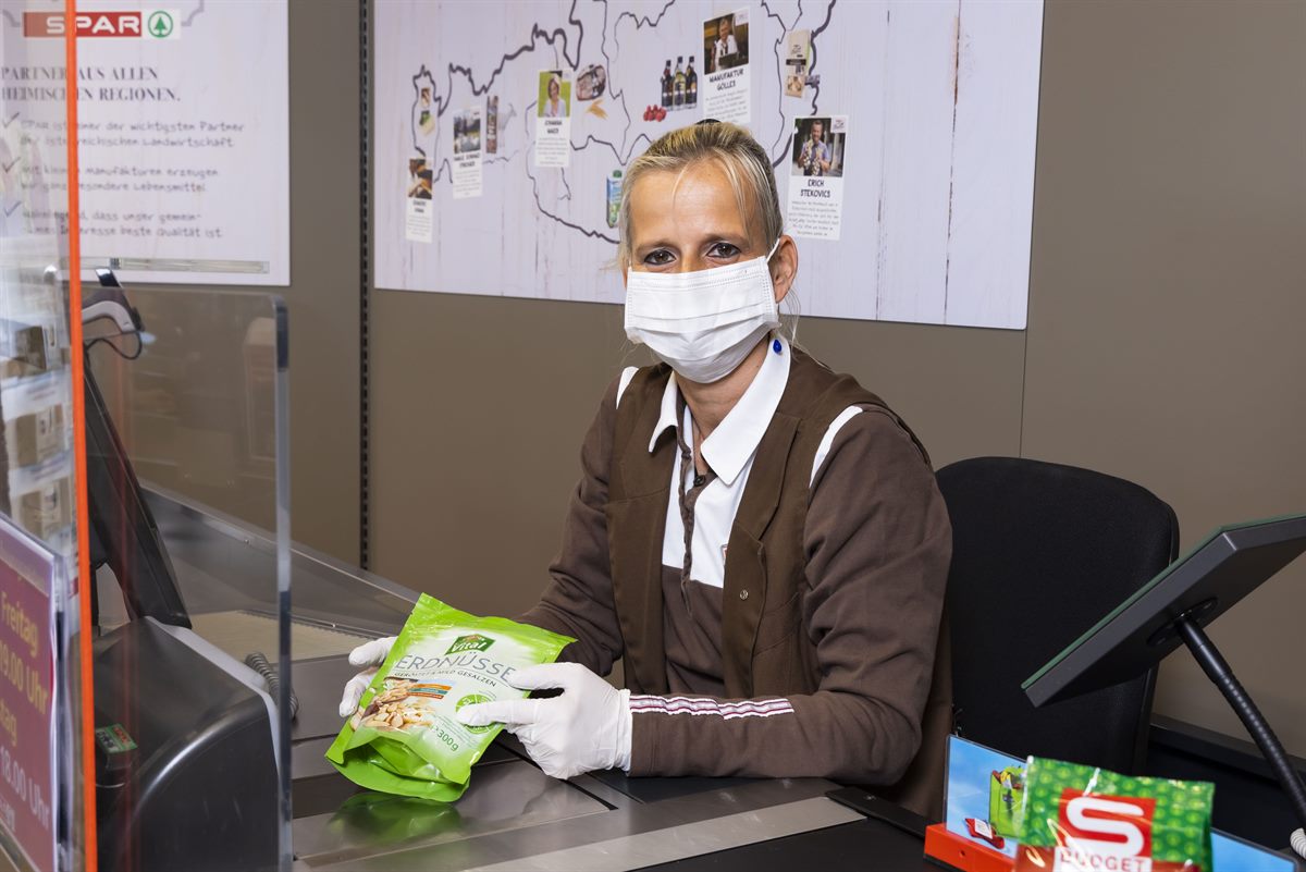 STMK_SPAR-Mitarbeiterin_Maske_Kassa_Graz
