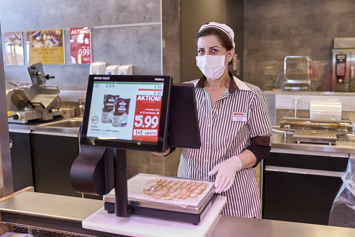 NOE_SPAR-Feinkost-Mitarbeiterin_Maske_Guntramsdorf
