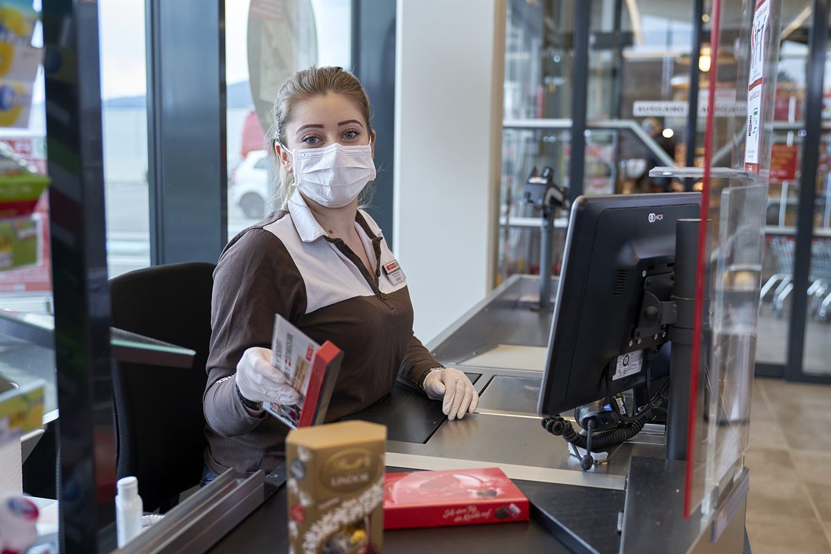 NOe_SPAR-Mitarbeiterin_Kassa_Maske