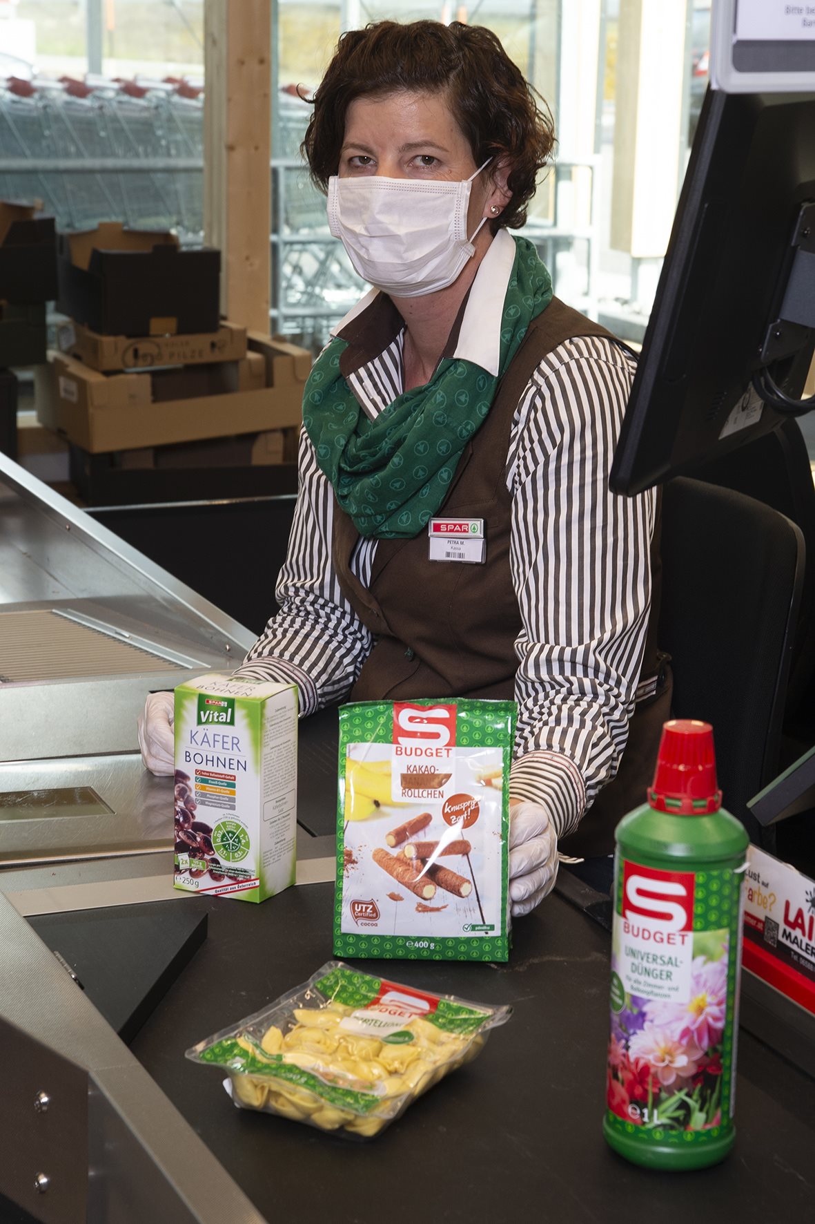 SBG_SPAR-Mitarbeiterin_Kassa
