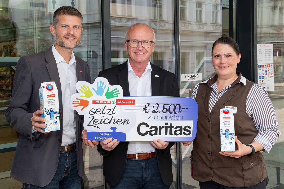 Foto_SPAR_Salzburgmilch_Spende_Caritas_mitScheck