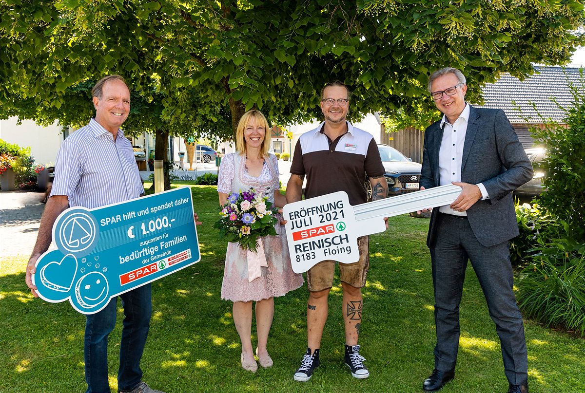 Scheck und Schluesseluebergabe