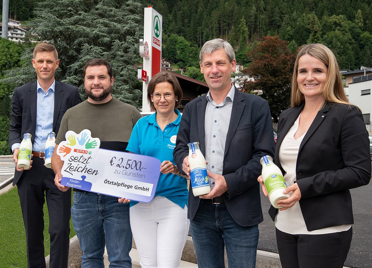 PR-Foto_Spendenübergabe_Oetz_Scheck