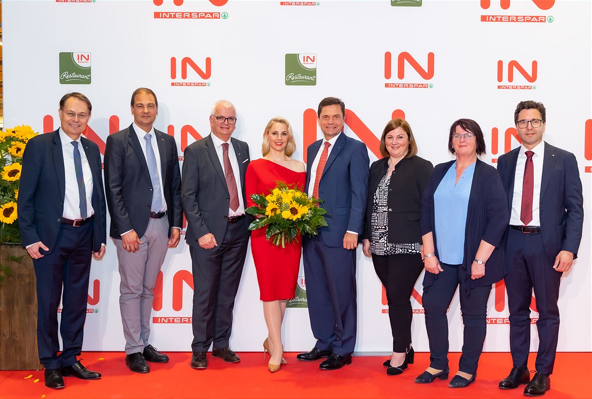 SPAR Familie feiert den neuen INTERSPAR Oberwart