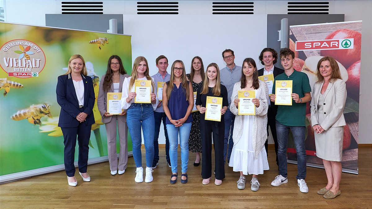 prämierte junge Forscher-innen und Bienenrat