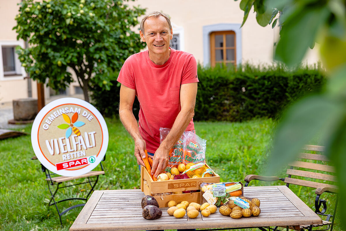 Bild 1_Christian Stadler präsentiert die Vielfalt an SPAR Natur*pur-Produkten