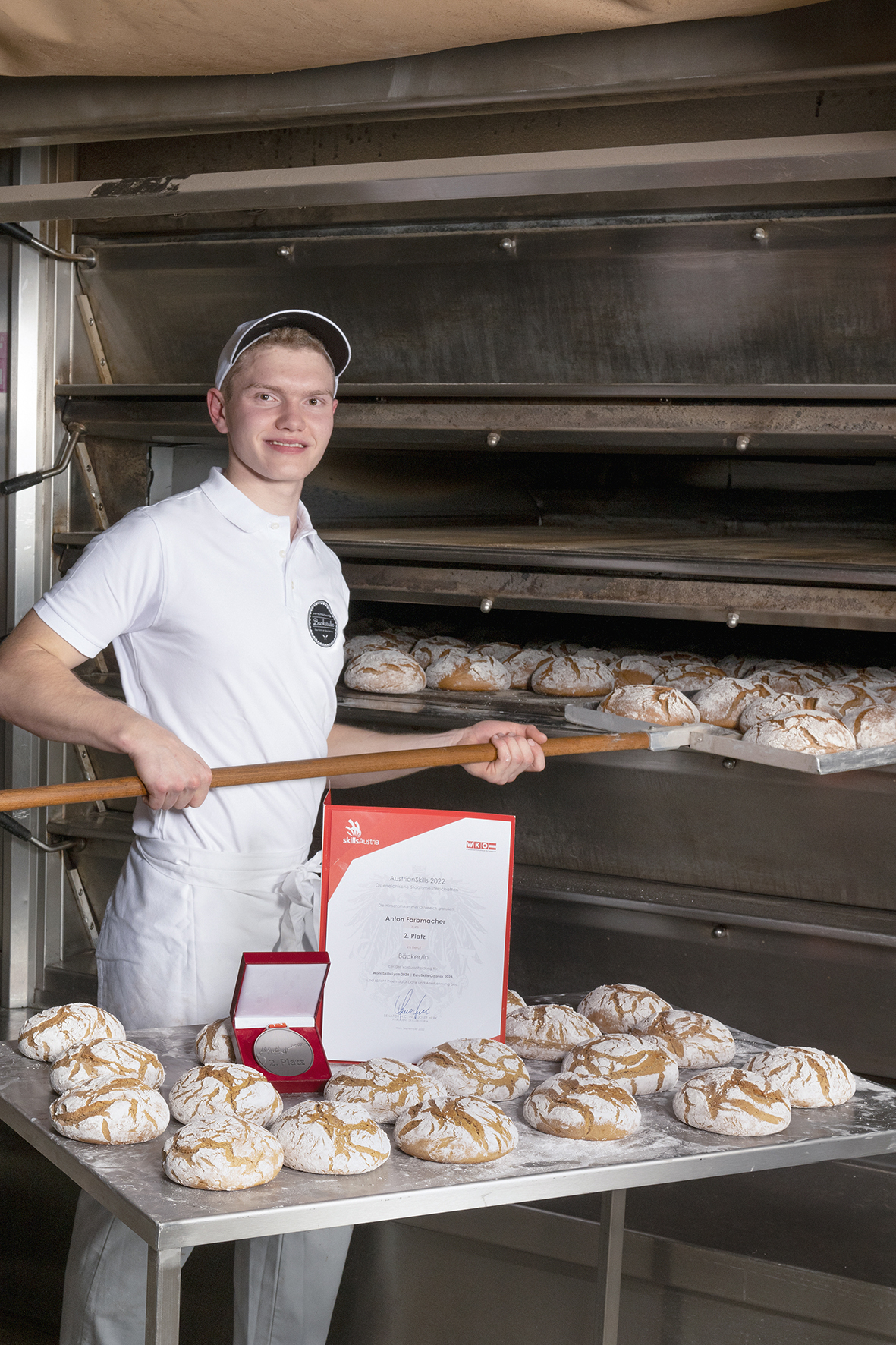 Bild 3- Anton Farbmacher beim Backen