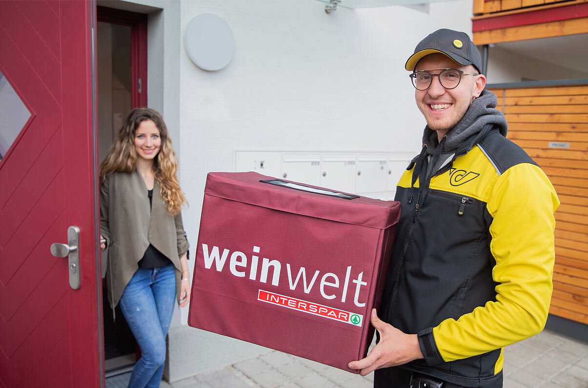 Bild1- INTERSPAR wiederverwendbare Weinverpackung Übergabe