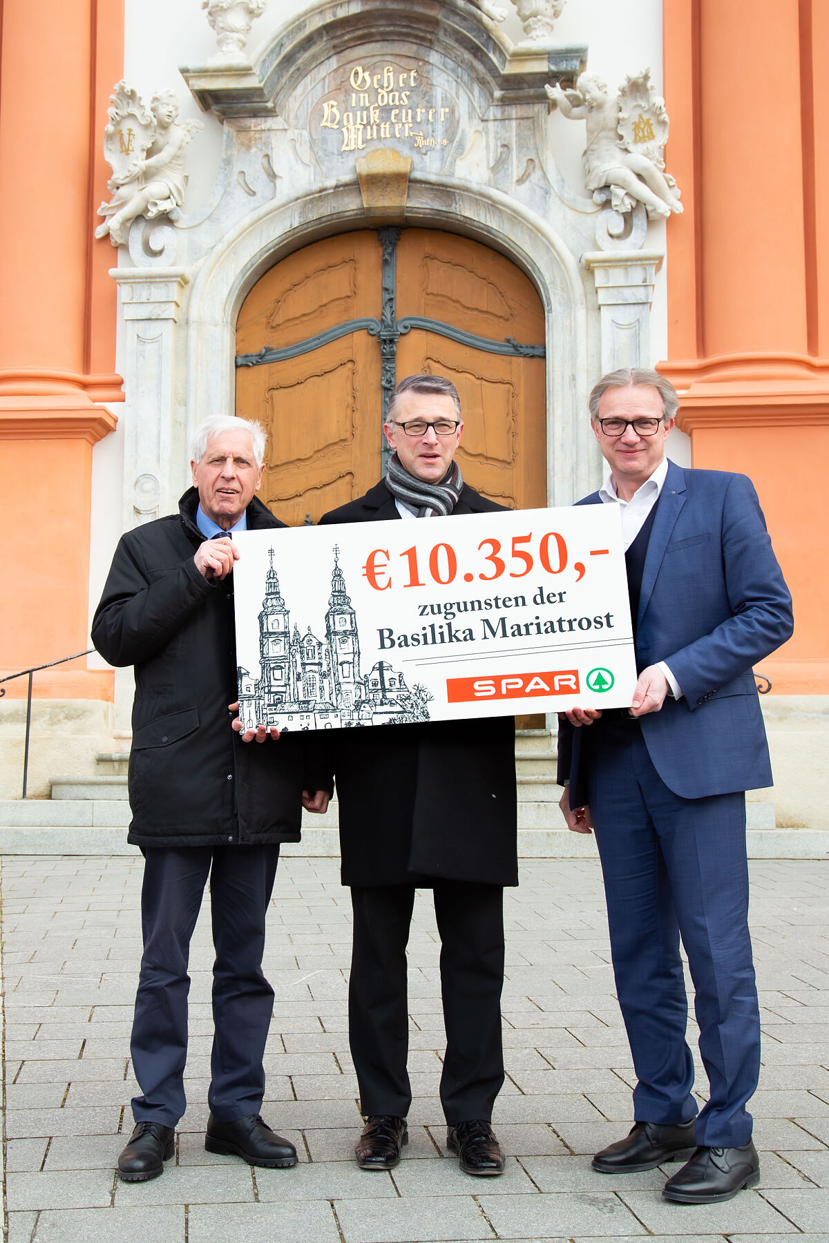 Spendenuebergabe_hoch.jpg