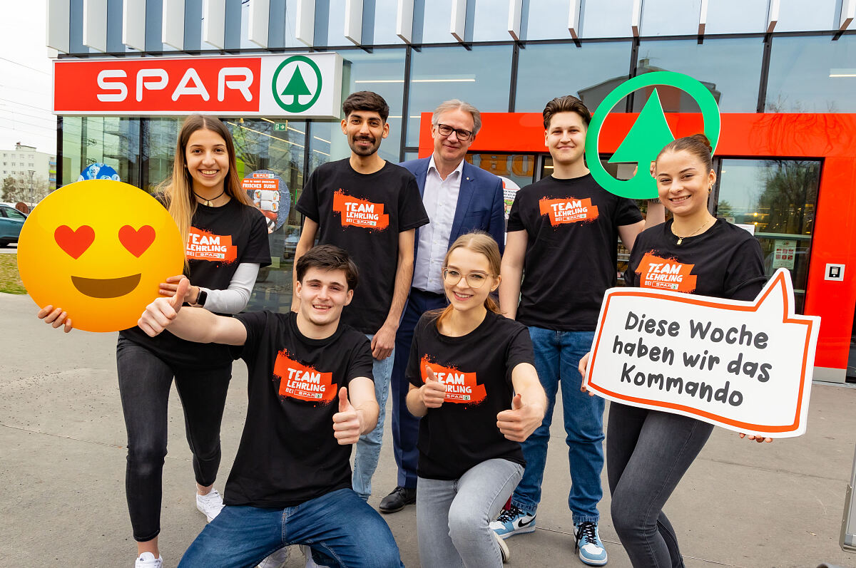 SPAR Lehrlinge führen einen Supermarkt_mit_GF Holzer_01