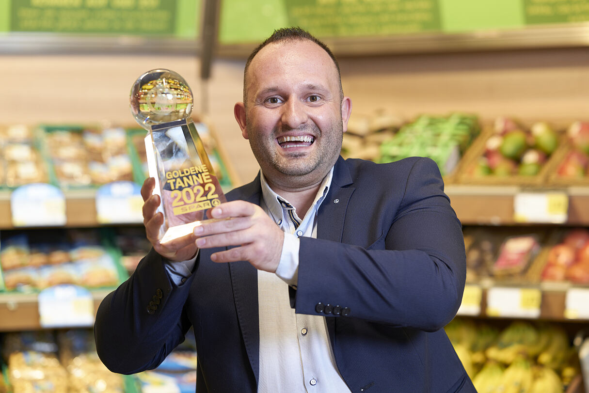 Goldene TANNE für SPAR-Supermarkt in der Arcade Meidling