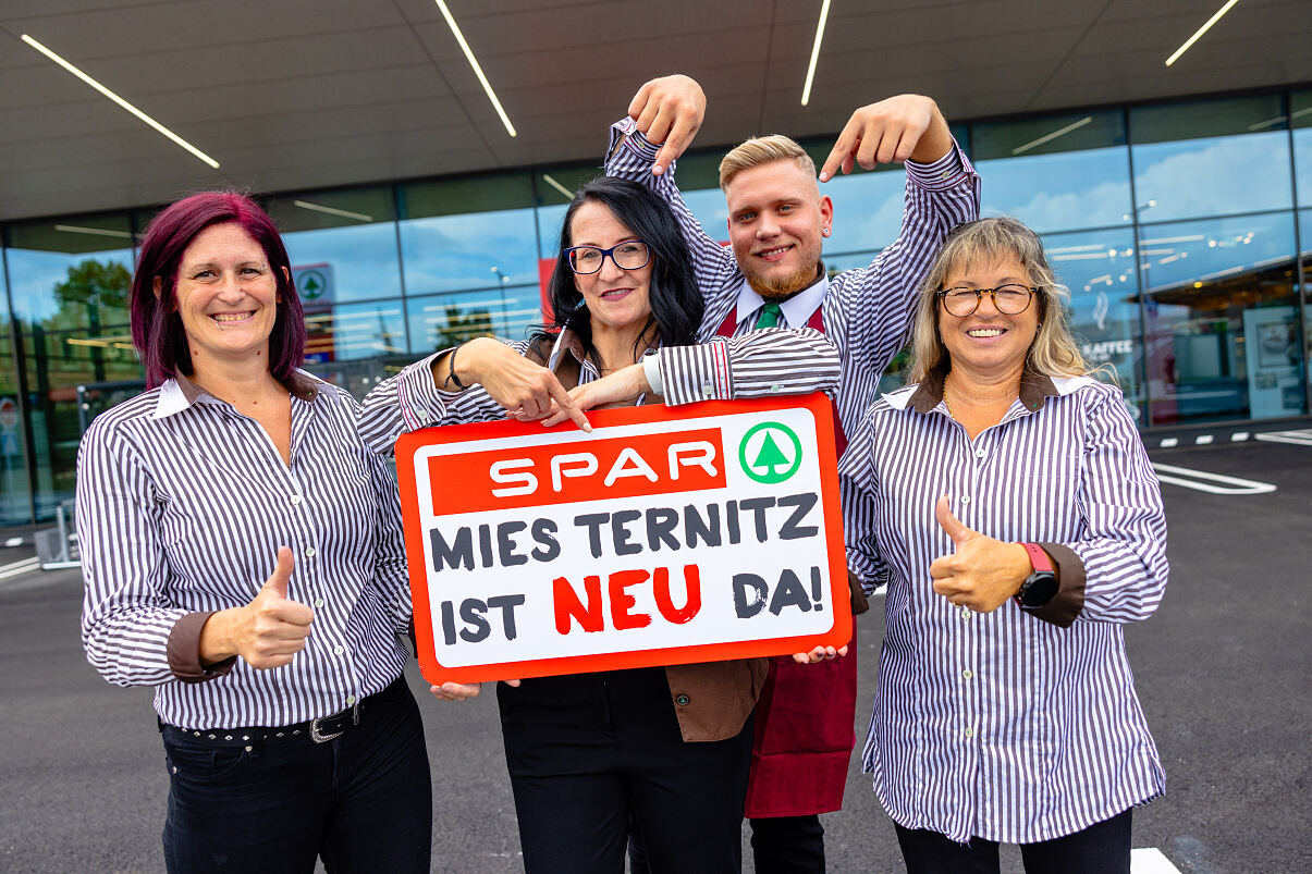 Das Team im neuen SPAR-Supermarkt in Ternitz