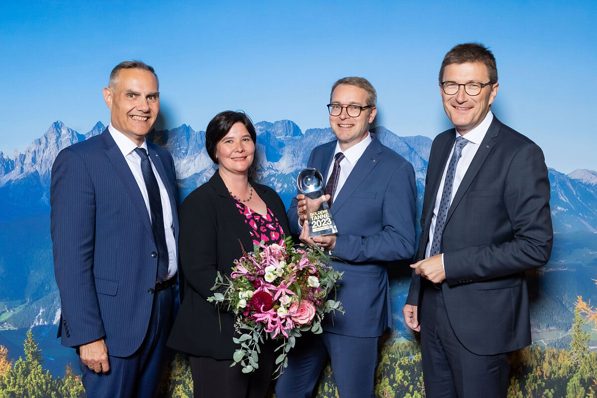 Michaela und Ewald Fiby als beste SPAR-Kaufleute Niederösterreichs mit „Goldener Tanne 2023“ ausgezeichnet. 