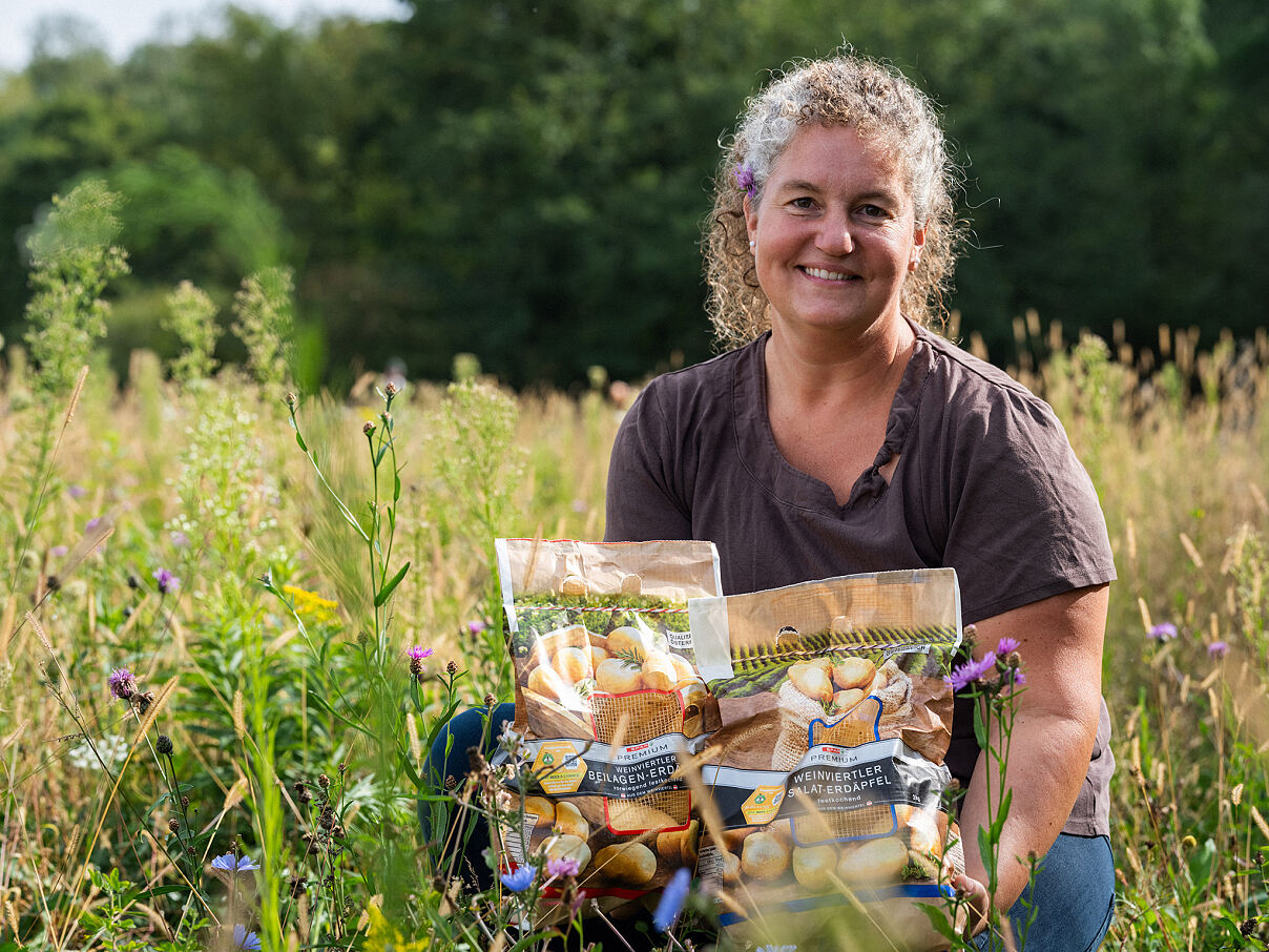 Bild 1_©SPAR-Attic_Landwirtin Karin Bauer mit den SPAR PREMIUM Erdäpfeln