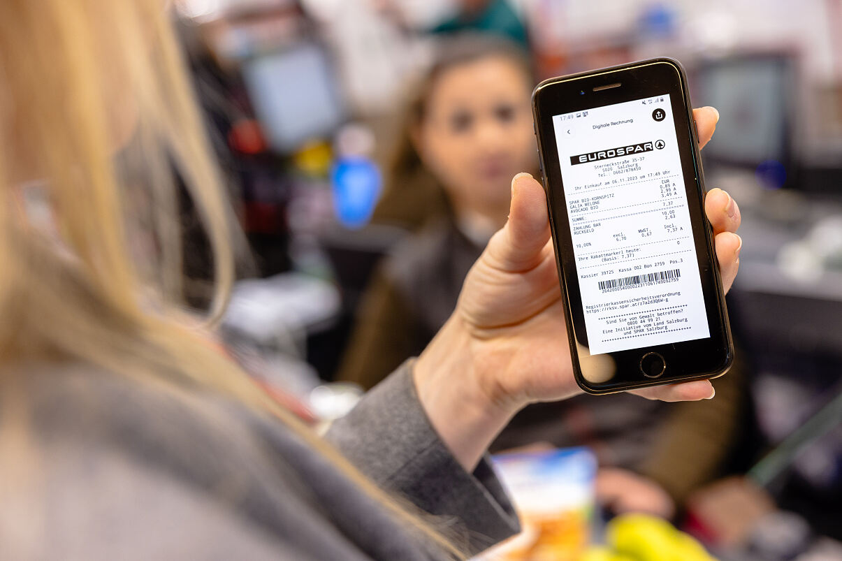Bild 3_Digitale Rechnung in der SPAR-App mit Notrufnummern
