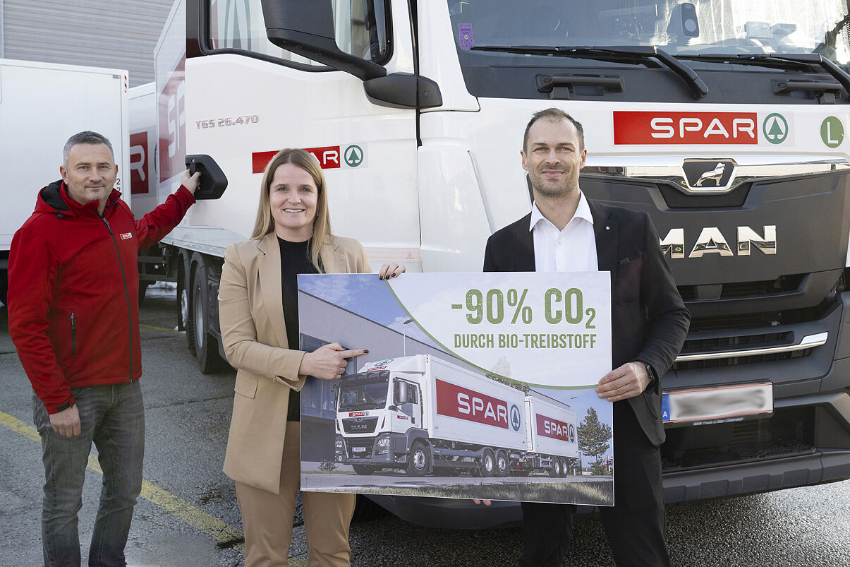 PA Foto SPAR Logistik Emission bis zu 90 reduziert v.l. Zeljko Gavric, Patricia Sepetavc, Florian Peer