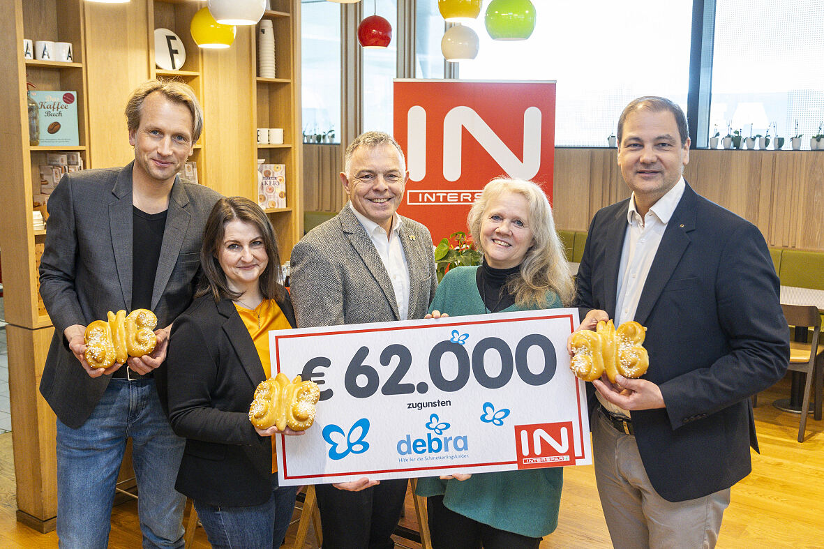 Spendenscheckübergabe von INTERSPAR an DEBRA Austria.jpg