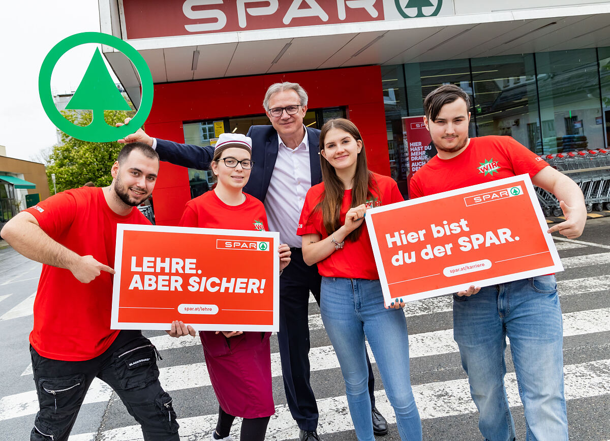 SPAR-Lehrlinge führen einen Supermarkt 1
