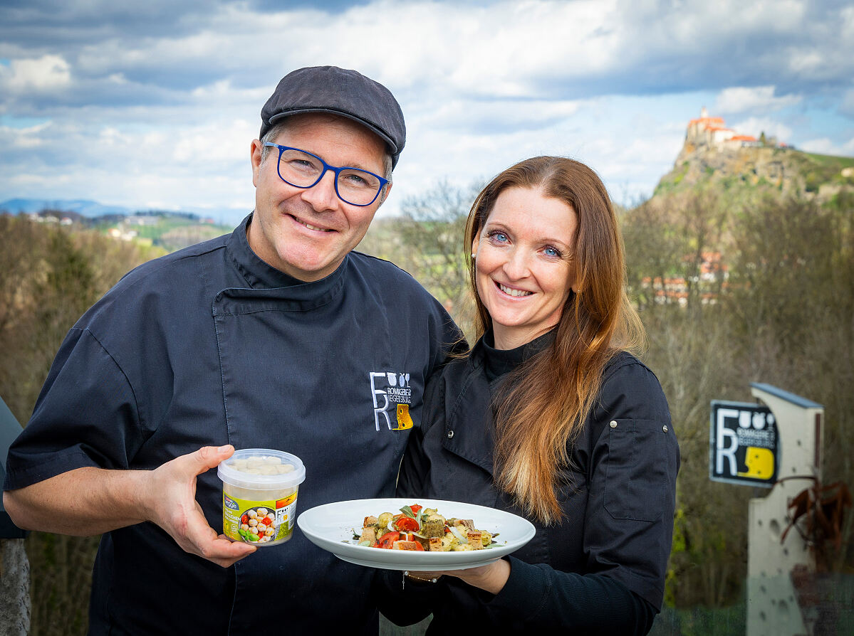 Bild 1_Bernhard Gruber fertigt die SPAR Veggie vegane Bällchen in der Steiermark.jpg