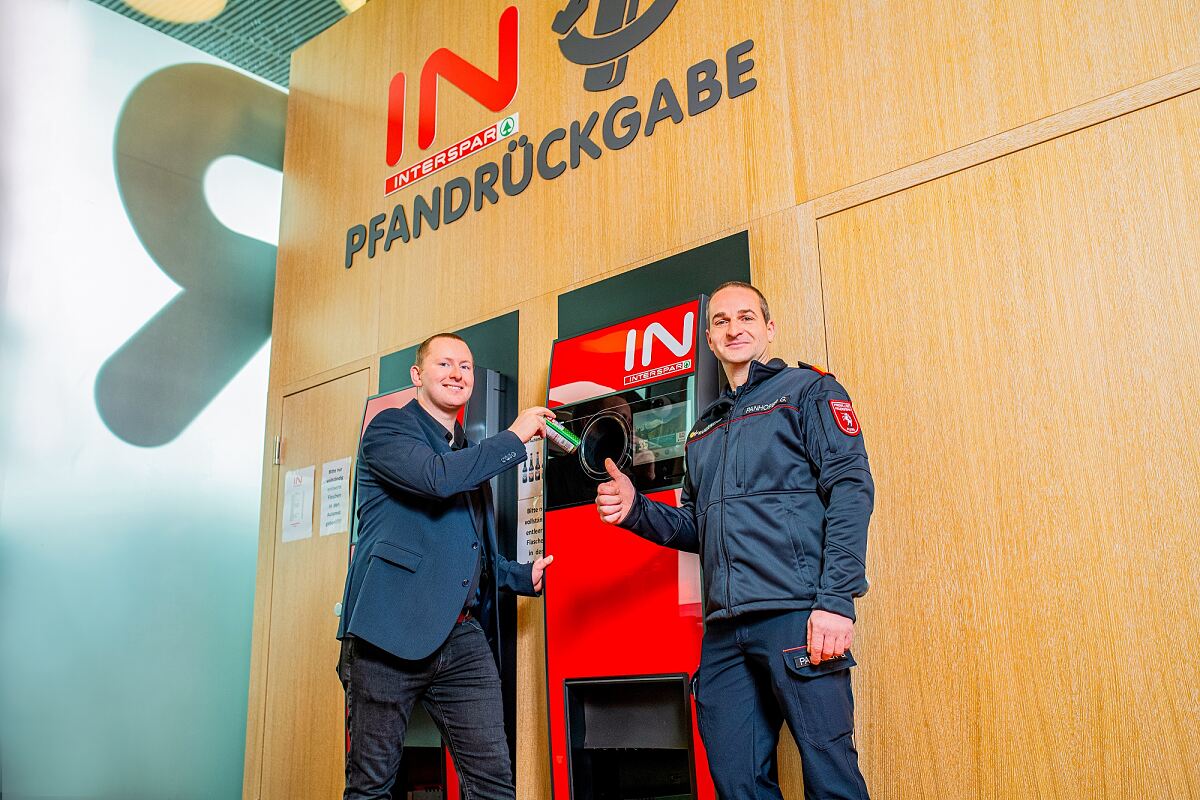 Bild3: Spendenaktion am Pfandautomaten