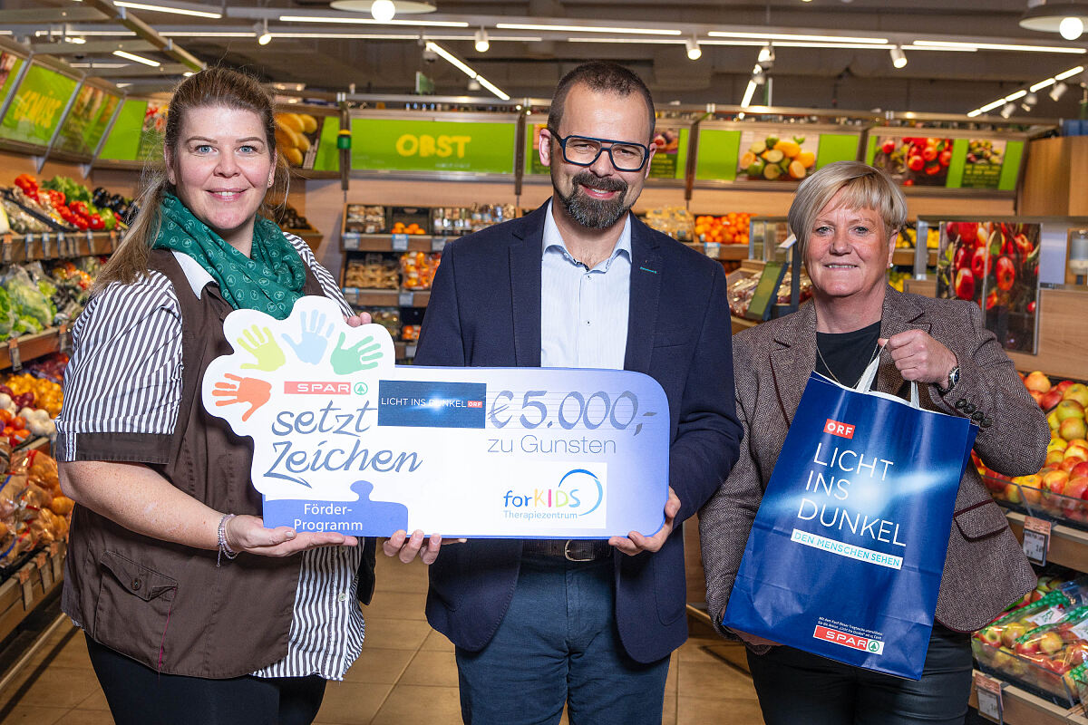 PR-Foto SPAR Licht ins Dunkel Innsbruck übergabe Scheck 