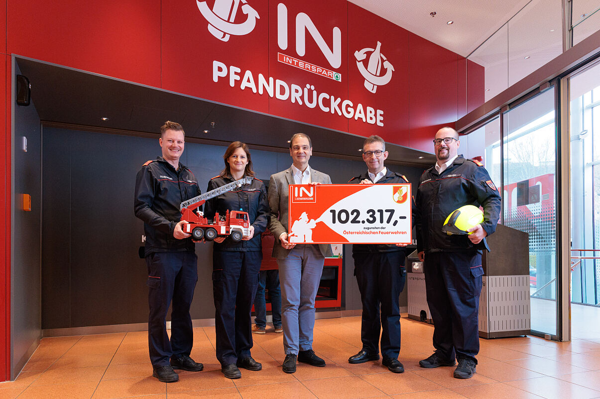 Bild1: INTERSPAR überreicht Spendenscheck